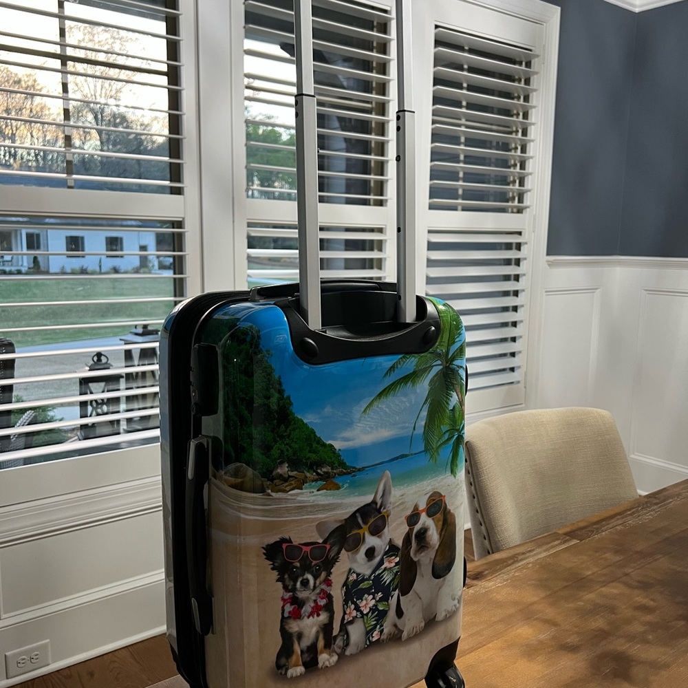 Gently used kid suitcase. In excellent condition. Purchased from TJ Max.
